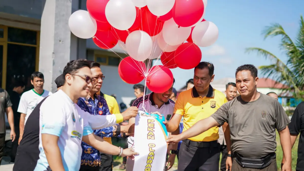 LEPAS BALON:Pekan Olahraga Kecamatan Amuntai Tengah dalam rangka Hari Jadi ke-74 Kabupaten HSU resmi dibuka di GOR Suryanata, Desa Karias, Kota Amuntai, Senin (20/4/2026) sore.(Foto:M Akbar/Radar Banjarmasin)