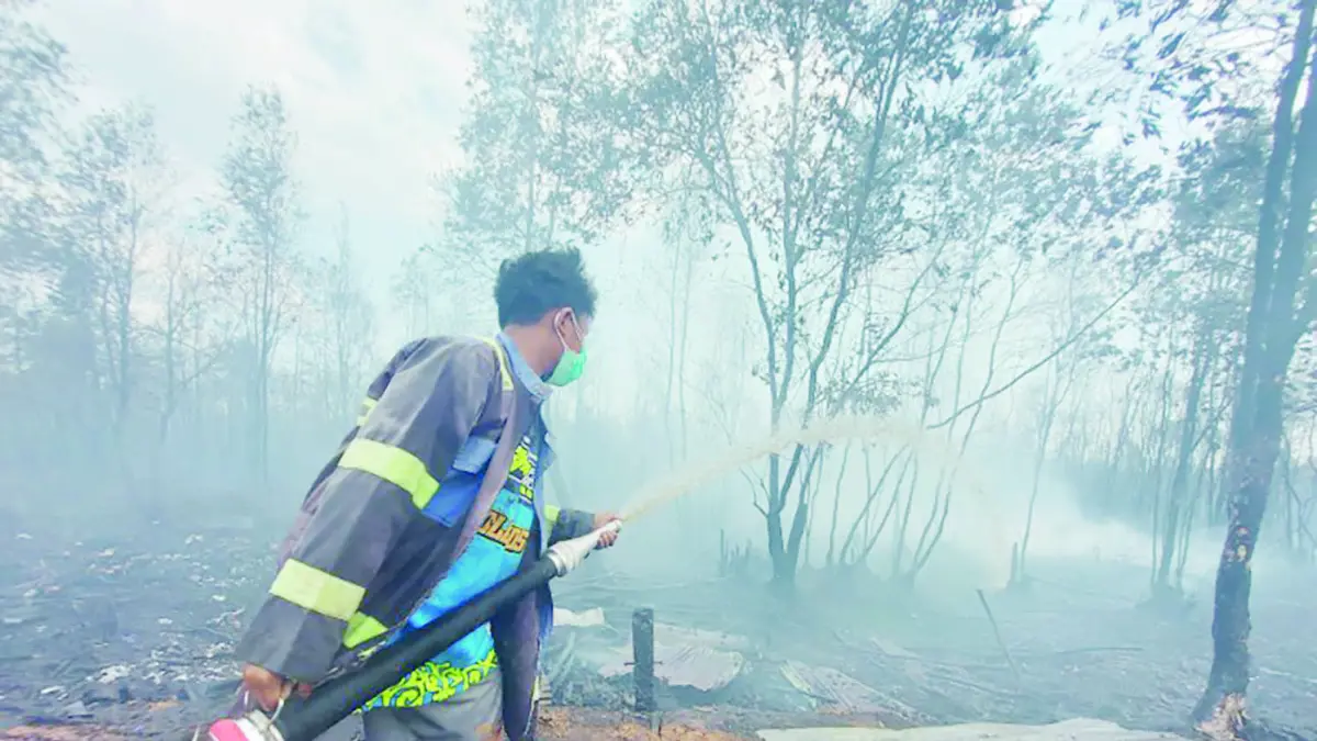 MEMADAMKAN: Petugas saat memadamkan kebakaran lahan di Liang Anggang beberapa waktu lalu.
(DOK RADAR BANJARMASIN)&nbsp;