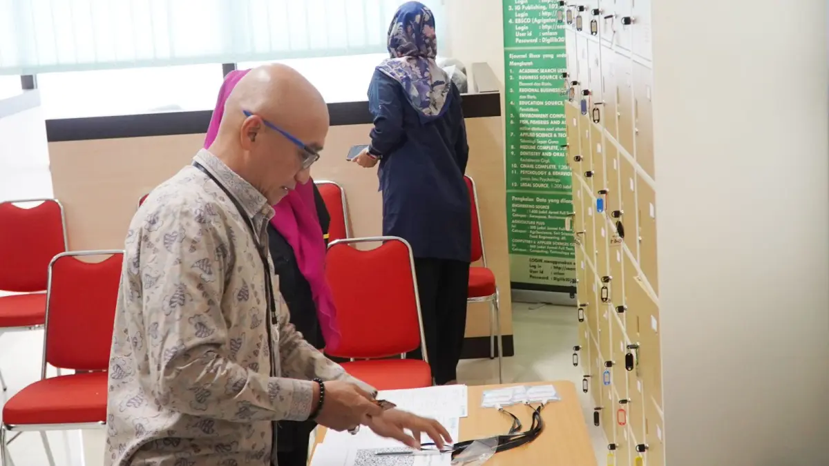 MEMANTAU: Wakil Rektor Bidang Akademik ULM, Dr Iwan Aflanie memantau fasilitas penunjang, seperti loker, informasi, dan daftar hadir peserta UTBK-SNBT.