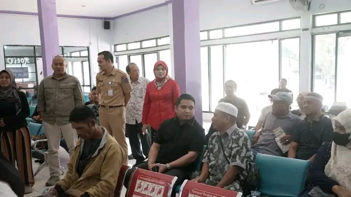 MENYIMAK:Ketua DPRD HSS, H Akhmad Fahmi berdiskusi dengan para pasien RSUD Brigjend H Hasan Basry untuk serap aspirasi, Selasa (21/4/2026). (Foto:DPRD HSS)&nbsp;