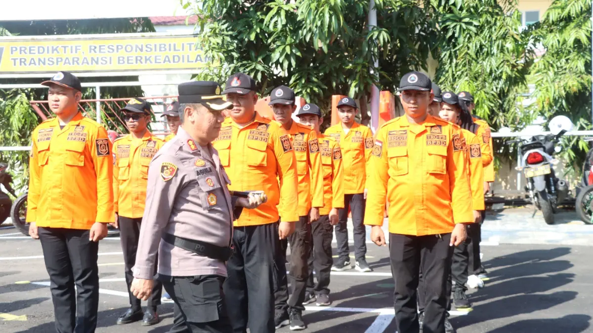 MOMEN:Kapolres HSU, AKBP Agus Nuryanto memimpin apel kesiapsiagaan karhutla dan pengecekan peralatan pengendalian massa di wilayah hukum Polres HSU, Selasa (21/4/2026).(Foto:Istimewa)