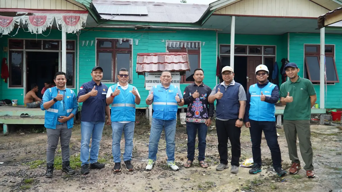 MENINJAU:Direktur Teknik dan Lingkungan Ketenagalistrikan di Direktorat Jenderal Ketenagalistrikan Kementerian ESDM, Eri Nurcahyanto bersama GM PLN UID Kalselteng, Iwan Soelistijono, serta tim UP2K Kalteng usai memantau program Lisdes di Desa Tumbang Koling, Kabupaten Kotawaringin Timur, Sabtu (18/4/2026).(Foto:PLN UID Kalselteng)