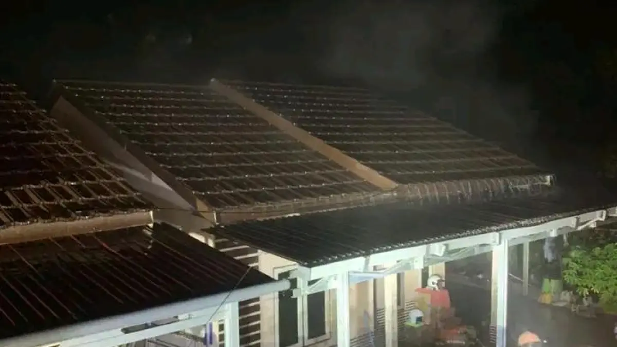 PADAMKAN: Petugas saat lakukan pemadaman kebakaran di Gambah Dalam. (Foto: DAMKAR HSS)&nbsp;