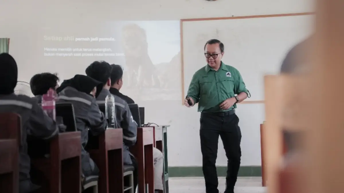 PRESENTASI: Mahmud Haris, Superintendent Environment & Community Development Arutmin menyampaikan materi dalam kegiatan pembinaan mental dan fisik mahasiswa.