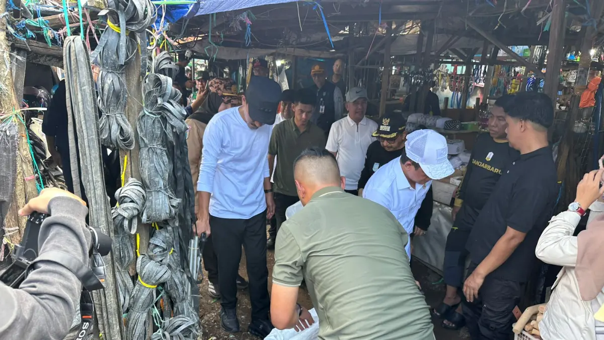 PUNGUT SAMPAH: Menteri LH, Hanif Fasiol Nurofiq dan jajaran bersama Bupati Banjar, H Saidi Mansyur dan jajaran, lakukan pungut sampah dan curvey bersihkan Pasar Batuah dan CBS Martapura, Senin (20/4/2026).