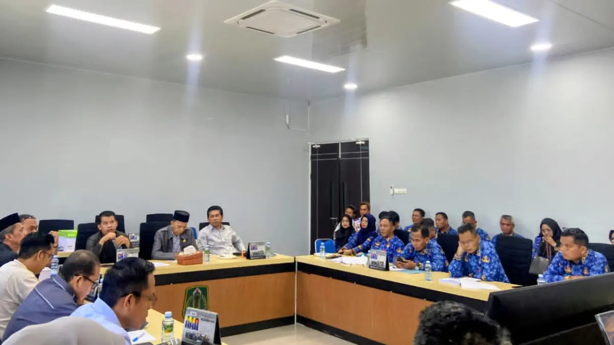 RAKER: Wakil Ketua I DPRD, HSU Mawardi (tengah depan) memimpin rapat kerja pembahasan LKPJ 2025 bersama jajaran eksekutif di Gedung DPRD HSU, Senin (20/4/2026).(Foto:M Akbar/Radar Banjarmasin)
