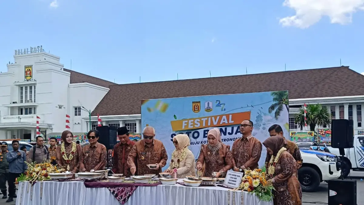 RIBUAN PORSI:Festival Soto Banjar pada perayaan puncak Hari Jadi Kota Banjarbaru ke-27 tahun, Senin (20/4/2026).(Foto:Sheilla Farazela/Radar Banjarmasin)