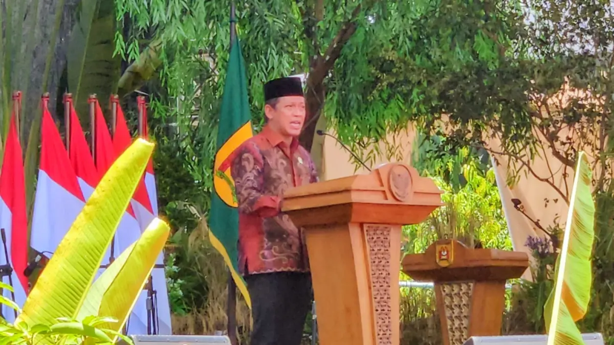 SAMBUTAN: Menteri Lingkungan Hidup/Kepala Badan Pengendalian Lingkungan Hidup Hanif Faisol Nurofiq menyampaikan sambutan pada peringatan Hari Jadi ke-27 Kota Banjarbaru, Senin (20/4/2026). (HUMAS KEMENTERIAN LH)