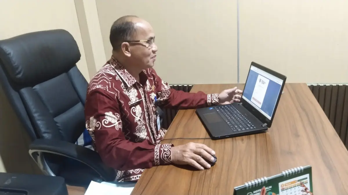 SIMFONI NADA:Kepala Sub Bagian Umum dan Kepegawaian BPKAD Kabupaten Tabalong, Husaini saat menjelaskan aplikasi berbasis web Simfoni Nada untuk transparansi dana desa.