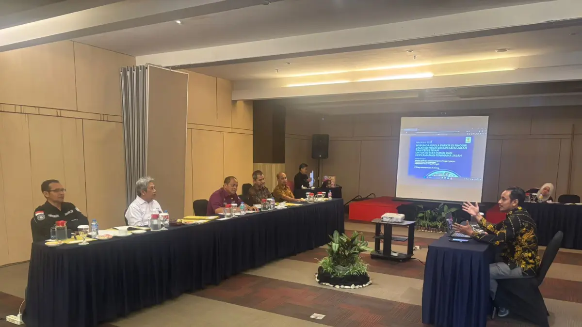 TAHAPAN: Para peserta seleksi terbuka JPT Pratama saat tes wawancara oleh panelis. (Foto: Sekda HST M Yani untuk Radar Banjarmasin)