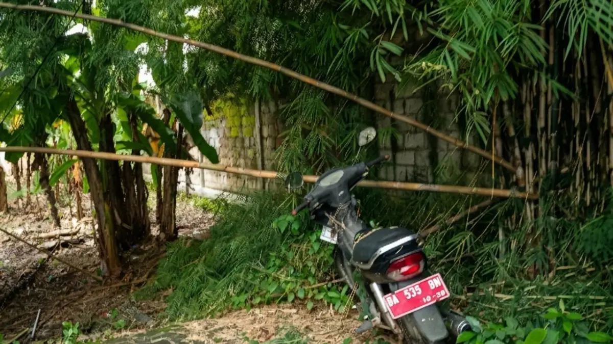 TERPARKIR: Kondisi salah satu kendaraan dinas milik Pemkab Banjar di pojokan Guest House Sultan Sulaiman, Kabupaten Banjar. (FADLAN ZAKIRI/RADAR BANJARMASIN)