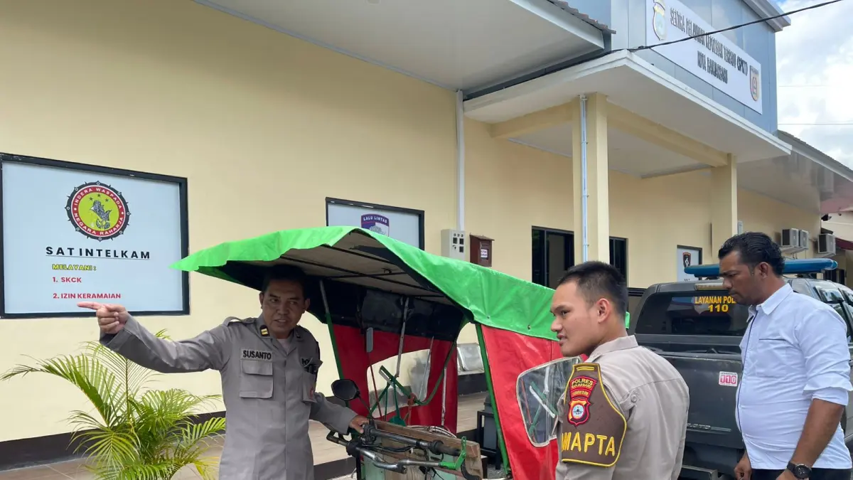 TERTINGGAL: Polisi  mengamankan satu unit becak motor milik pelaku yang tertinggal di lokasi kejadian (Polres Banjarbaru untuk Radar Banjarmasin