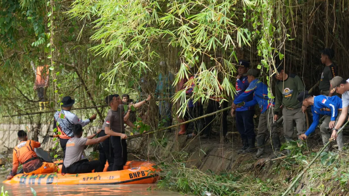TURUN KEMBALI: Segenap pihak serta masyarakat kembali turun untuk melaksanakan aksi lanjutan bersih-bersih sungai Tambarangan.
Foto Rasidi Fadli&nbsp;