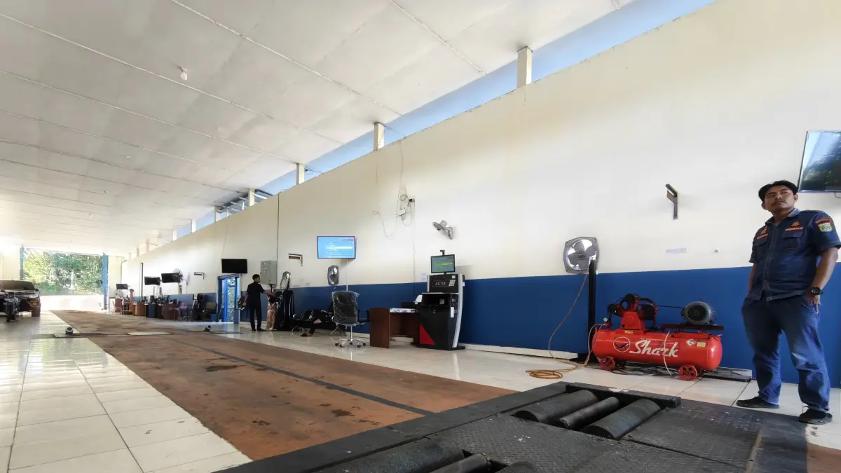 UJI REM: Petugas memeriksa sistem pengereman kendaraan di alat uji KIR UPTD Pengujian Kendaraan Bermotor Dishub Tanah Bumbu di Terminal Kersik Putih, Batulicin. (Foto: Zulqarnain/Radar Banjarmasin)