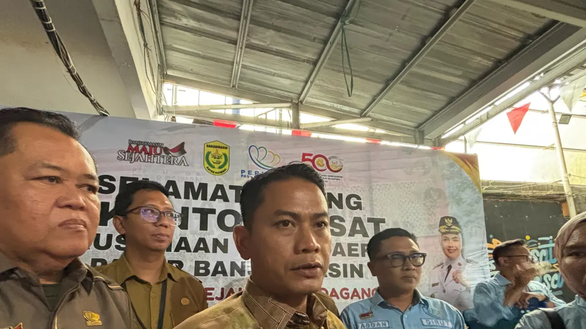 WAWANCARA: Wali Kota Banjarmasin, Muhammad Yamin HR usai melantik Dewan Pengawas Perumda Pasar.(Zulvan Rahmatan/Radar Banjarmasin)