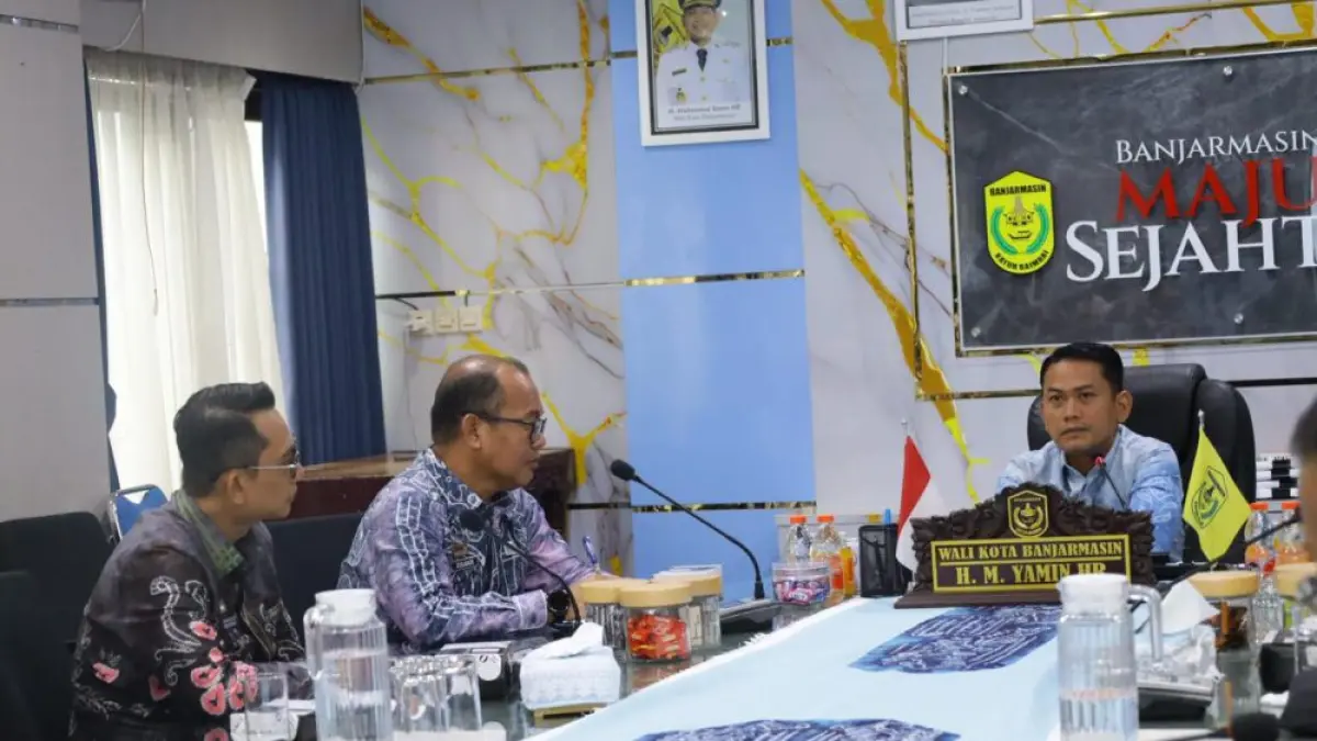 Direktur PTAM Bandarmasih, Zulbadi saat rapat ekspose program prioritas di Kantor Wali Kota Banjarmasin membahas penguatan sinergitas lintas sektor bersama sejumlah SKPD terkait, termasuk perluasan jaringan pipa air bersih. (Humas PTAM untuk Radar Banjarmasin)