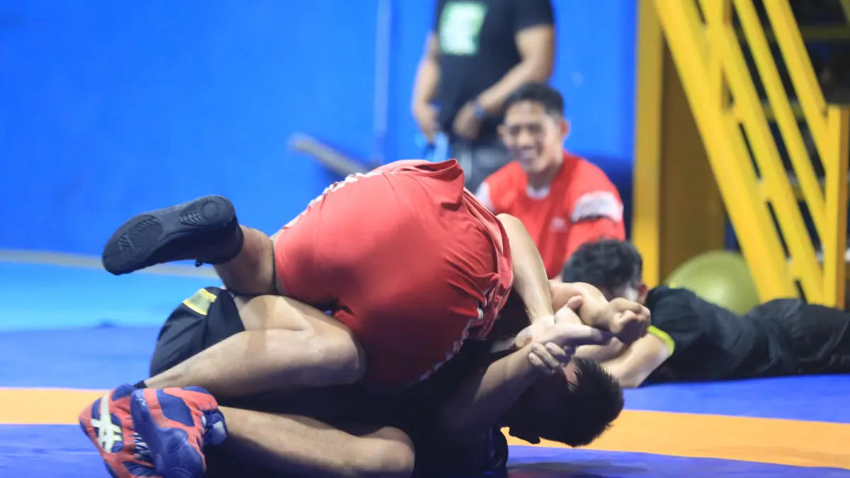 Atlet gulat binaan PGSI Kalimantan Selatan saat menjalani sesi latihan rutin di GOR Hasanuddin, Banjarmasin. Lima atlet terbaik kategori junior siap mewakili Kalsel dalam Kejuaraan Gulat Tingkat Pelajar Provinsi DKI Jakarta 2026 pada 28–30 April 2026. (M Idris Jian Sidik)