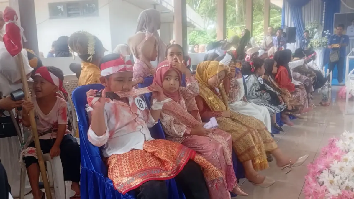 ANTUSIAS: Para peserta anak-anak memakai kostum pahlawan untuk ikut lomba fashion show.