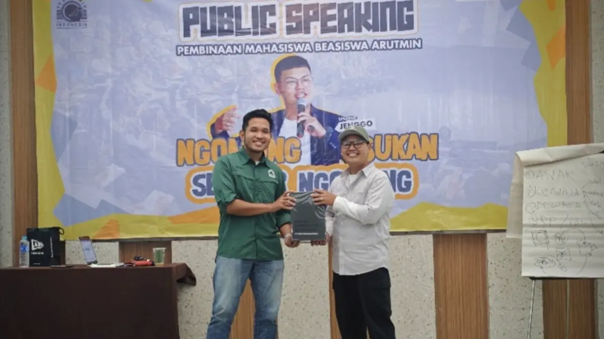APRESIASI: Momen penyerahan cendera mata dari Ahmad Syahid kepada Jenggo.