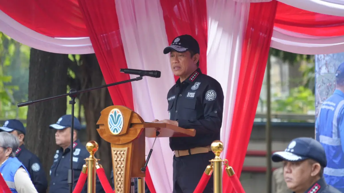 ARAHAN: Menteri LH/Kepala BPLH Hanif Faisol Nurofiq saat memimpin apel kesiapsiagaan pengendalian kebakaran hutan dan lahan (karhutla) 2026. 
