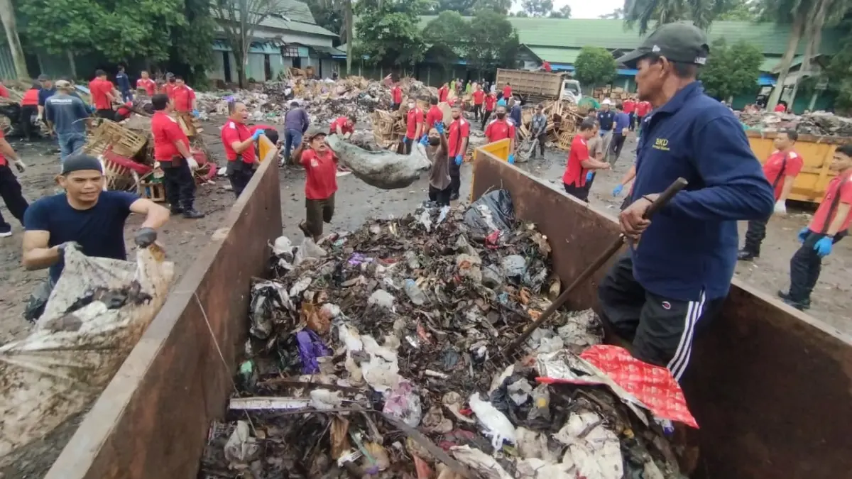 BAHAN PEMBANGKIT: Puluhan personel Polres Banjar bersama petugas kebersihan DPRKPLH Kabupaten Banjar membersihkan tumpukan sampah di PPS Martapura. (Foto: FADLAN ZAKIRI/RADAR BANJARMASIN)