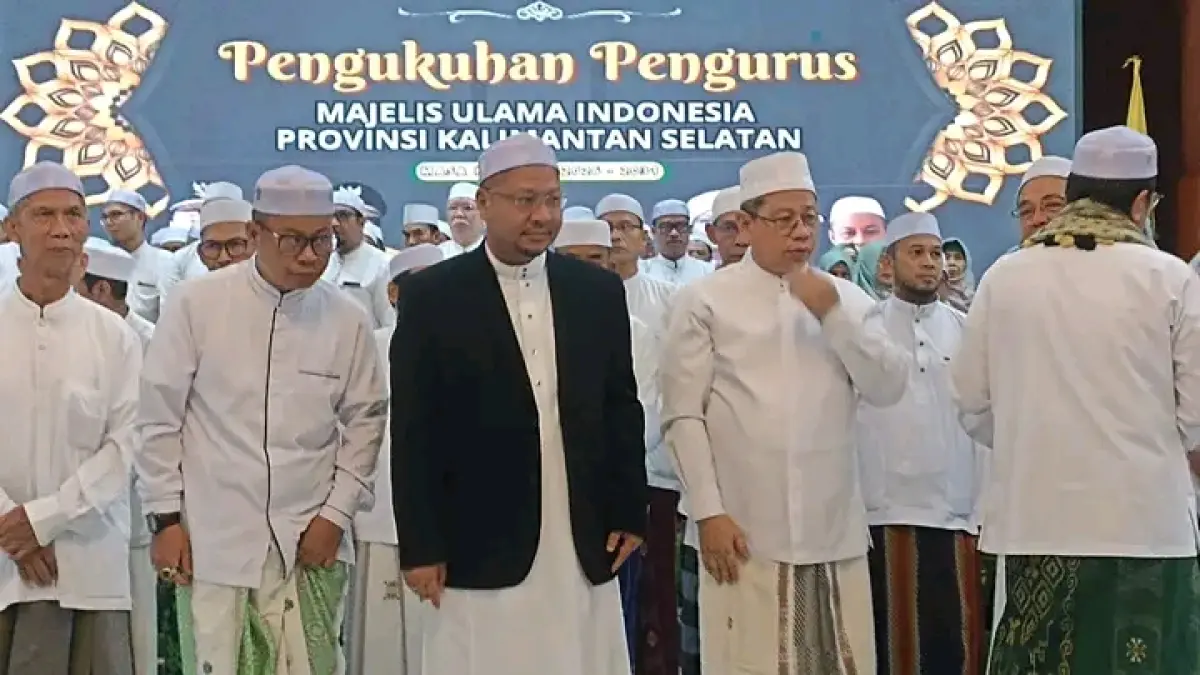 DILANTIK: TGH Ahmad Syairazi (jas hitam) resmi dikukuhkan dan nakhodai MUI Kalsel. 