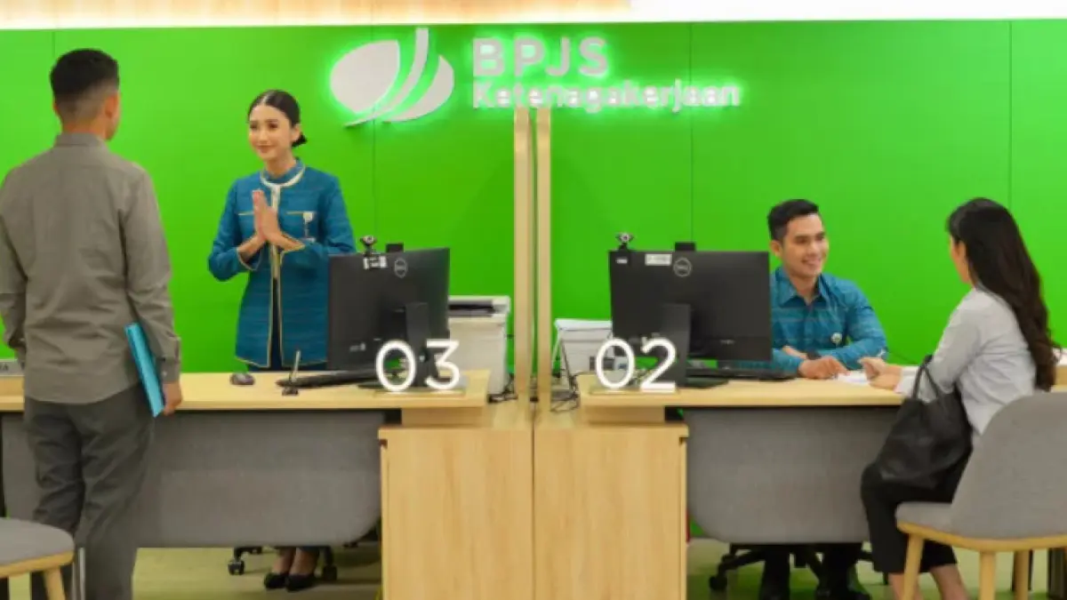 ILUSTRASI: Petugas BPJS Ketenagakerjaan saat memberikan pelayanan kepada warga yang ingin mengklaim BPJS.(Foto:Superapp)