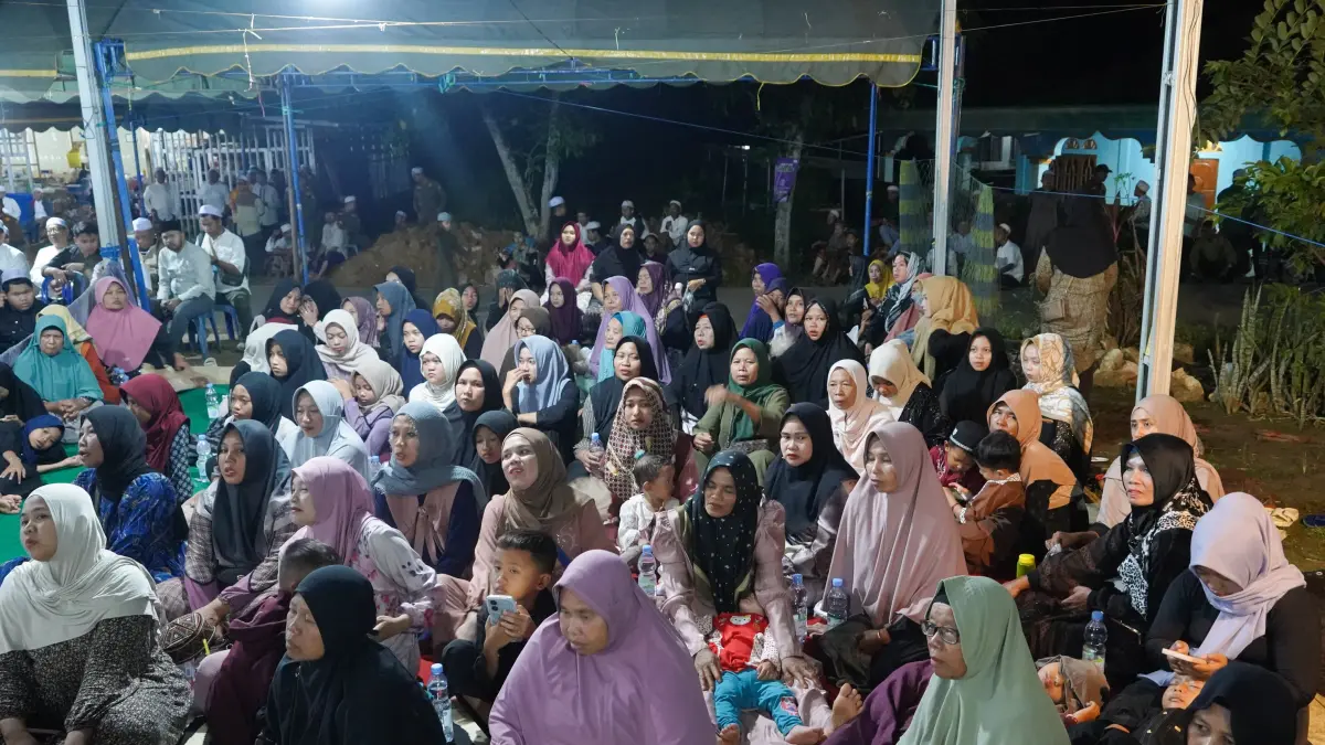 LELANG AMAL: Masyarakat Desa Baramban Kecamatan Piani Kabupaten Tapin antusias mengikuti lelang amal untuk pembangunan masjid.
Foto Prokopim Setda Tapin&nbsp;