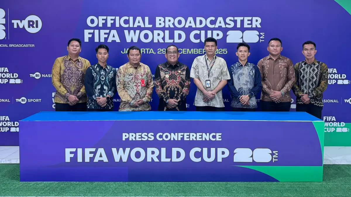 LOBI: Bupati HSU H. Sahrujani (empat dari kiri) foto bersama dengan latar official Piala Dunia 2026 di Kantor TVRI Pusat.