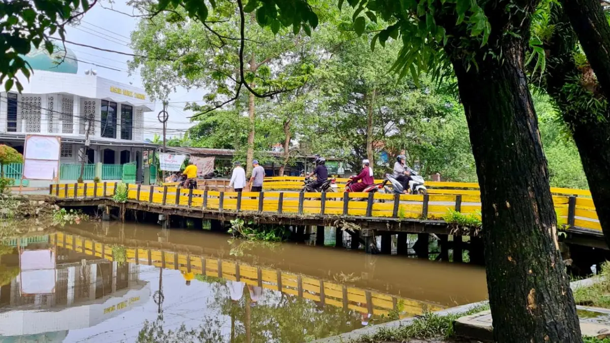 MAU DIPERBAIKI: Kondisi jembatan penghubung di kawasan Komplek DPR Banjarmasin yang tampak miring dan mengalami kerusakan mendapat perhatian Pemko Banjarmasin. 