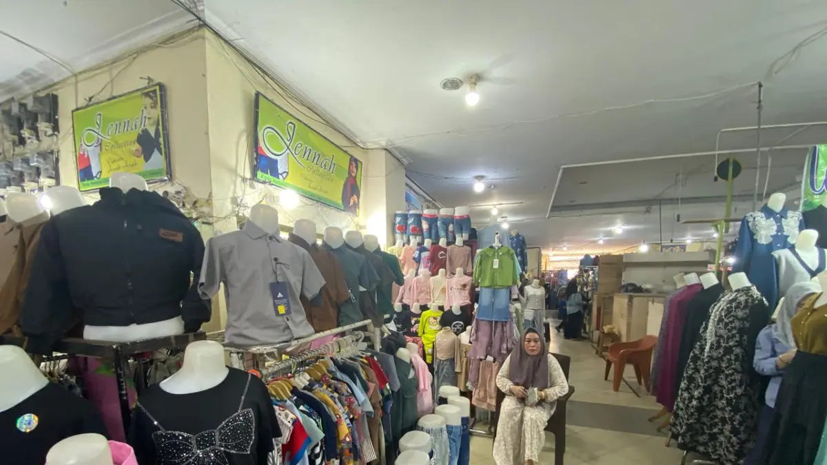 MENANTI PEMBELI: Suasana Pasar Limbur Raya di Kotabaru sepi pengunjung.&nbsp;