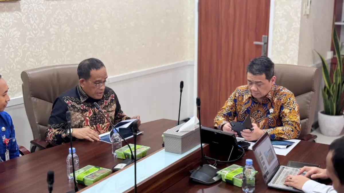 MOMEN: Bupati HSU H. Sahrujani menyerahkan proposal pengembangan BUMDes kepada Wamendes PDTT Ahmad Riza Patria saat audiensi di Jakarta, Selasa (21/4/2026).