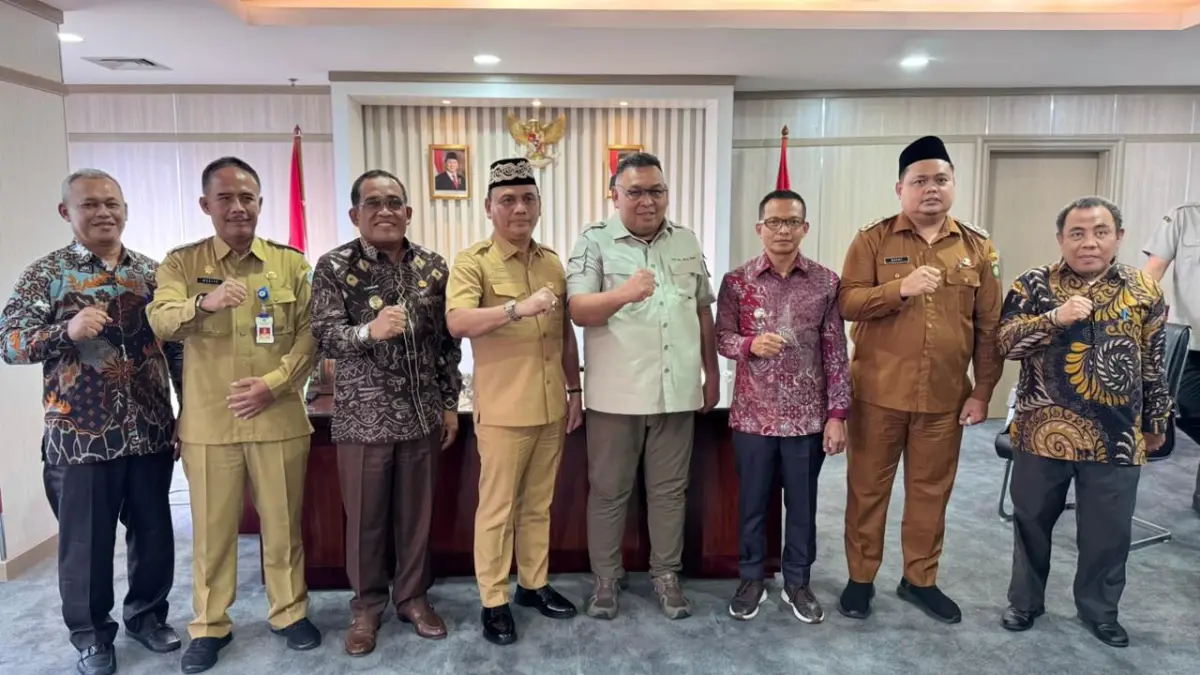 MOMEN: Bupati HSU, H Sahrujani (tiga dari kiri) foto bersama Dirjen PSP Kementan, Andi Nur Alamsyah di Jakarta, membahas bantuan alsintan serta antisipasi kekeringan untuk menjaga produktivitas.(Foto:Pemkab HSU)
