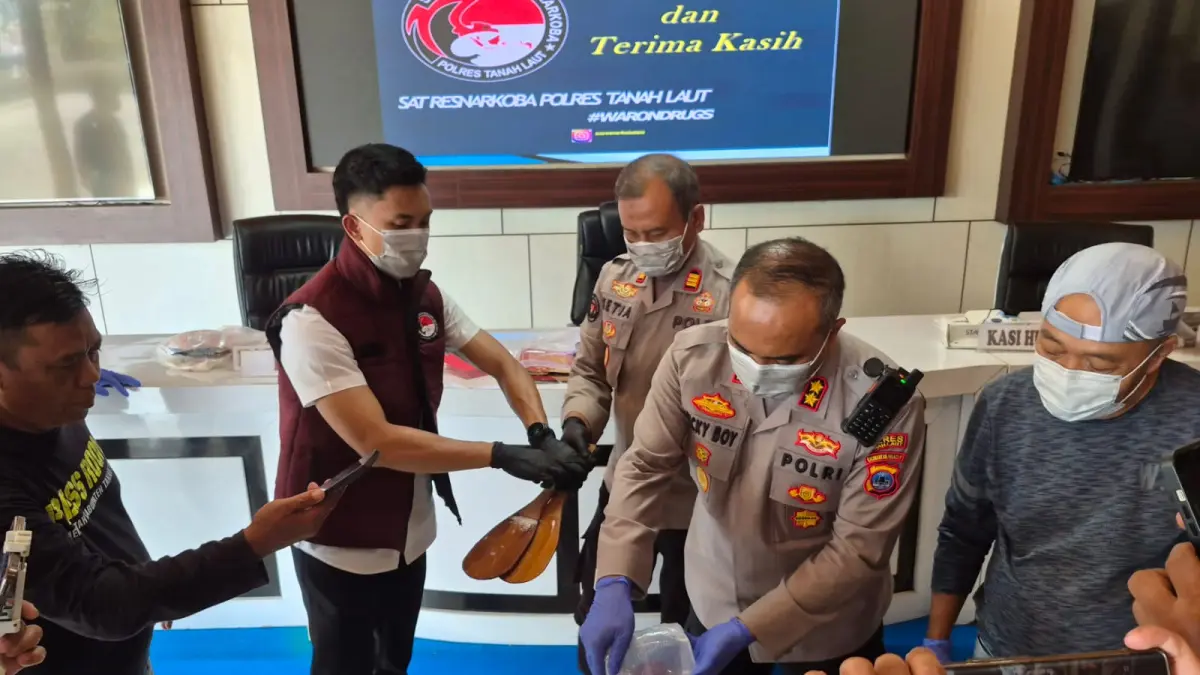 MUSNAHKAN : Kapolres Tala AKBP Ricky Boy Siallagan memimpin pemusnahan barang bukti sabu hasil ungkap kasus Maret hingga April 2026. (Foto : Norsalim Yahya/Radar Banjarmasin)