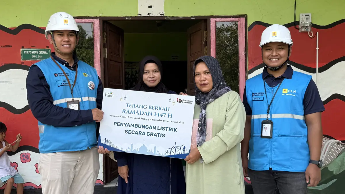 PENERIMA MANFAAT: Penyerahan bantuan pasang baru di Posyandu Manggis di Banjarbaru oleh petugas PLN kepada Aqila, Ketua Posyandu Manggis di Banjarbaru.(Foto-foto: PLN UID Kalselteng)&nbsp;