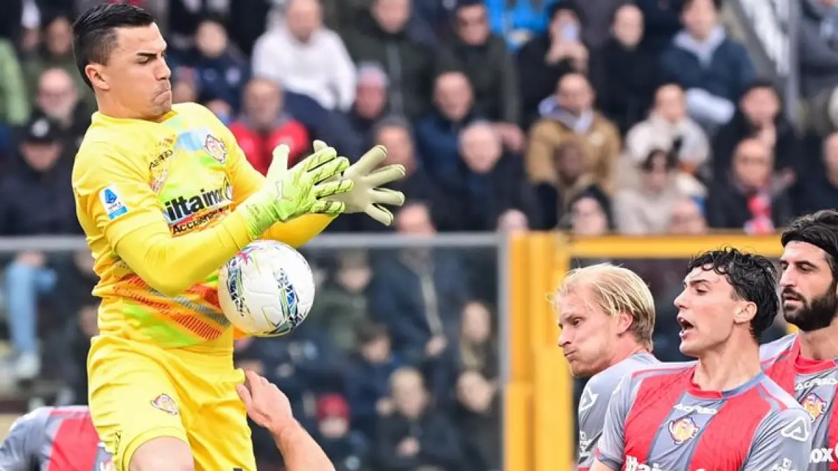 PENYELAMATAN: Emil Audero melakukan penyelamatan saat bermain untuk Cremonese.&nbsp;
(AFP/PIERO CRUCIATTI)