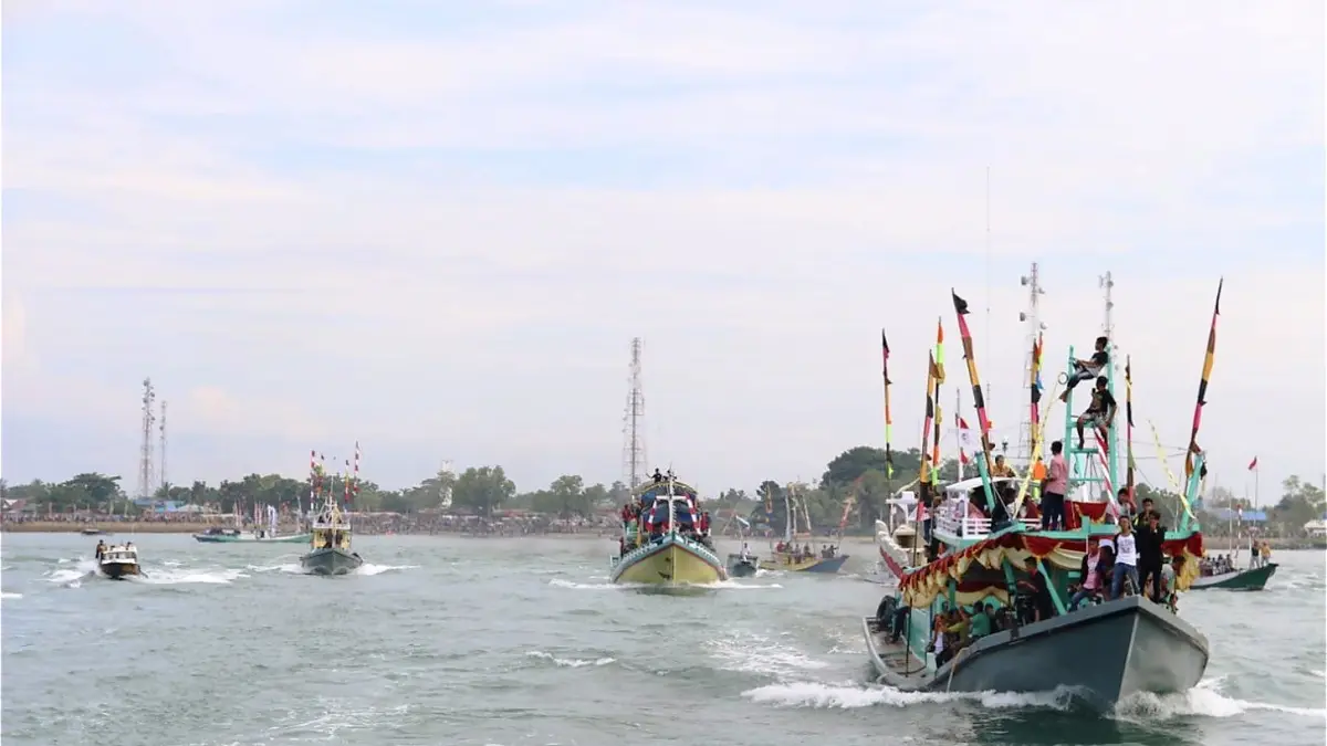 PESTA PANTAI: Arak-arakan kapal nelayan meramaikan Mappanre Ri Tasi’e di pesisir Pagatan, Tanah Bumbu. (Foto: Disbudporpar Tanah Bumbu)