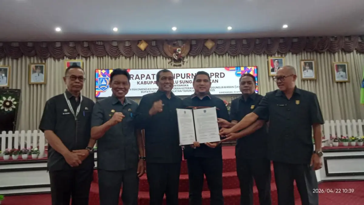 REKOMENDASI: DPRD HSS serahkan dokumen rekomendasi LKPJ 2025 kepada Pemerintah Daerah. (Foto: M. Padil Ihsan/Radar Banjarmasin)&nbsp;