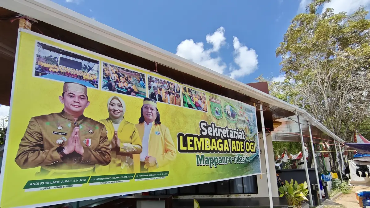 SEKRETARIAT: Spanduk Lembaga Adat Ade Ogi terpasang di lokasi sekretariat sementara di kawasan Pantai Pagatan, Tanah Bumbu. (Foto: Zulqarnain/Radar Banjarmasin)