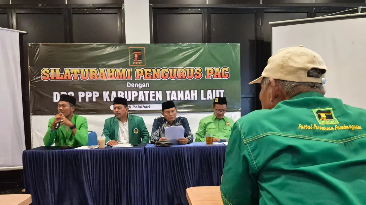SERIUS : Sekretaris DPC PPP Tala Airlangga saat memaparkan kondisi partai kepada pengurus PAC dan DPW PPP Kalsel. (Foto : Norsalim Yahya/Radar Banjarmasin)