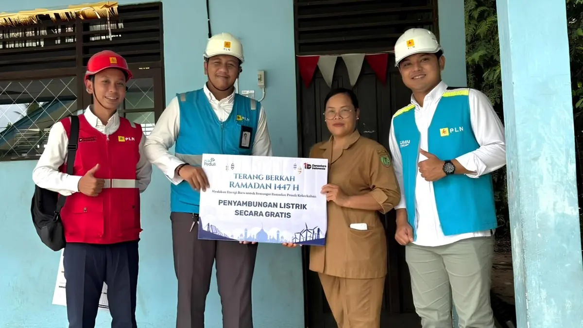 TANPA BIAYA: Penyerahan bantuan pasang baru listrik gratis di SDN 1 Jaweten, Tamiang Layang, Kabupaten Barito Timur&nbsp; oleh Petugas PLN.
