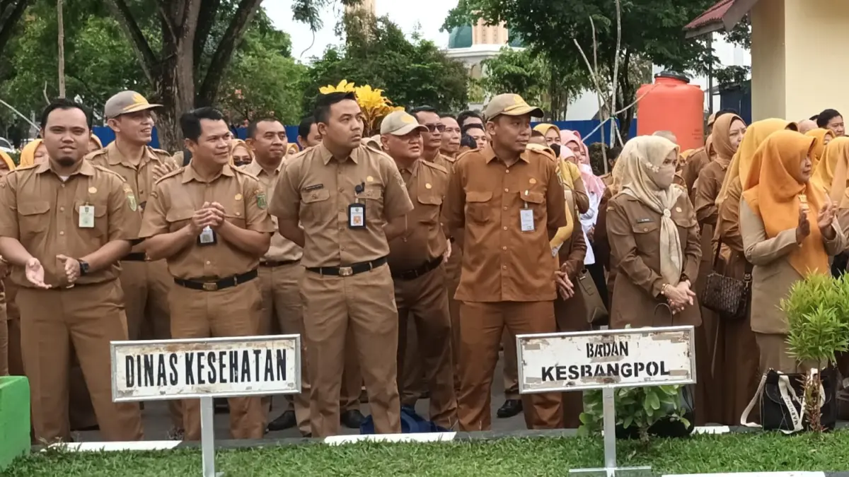 THR CAIR : ASN di lingkup Pemkab Tabalong, yang diantaranya PPPK paruh waktu saat mengikut kegiatan apel pagi gabungan.


(Foto : Ibnu Dwi Wahyudi/ Radar Banjarmasin)