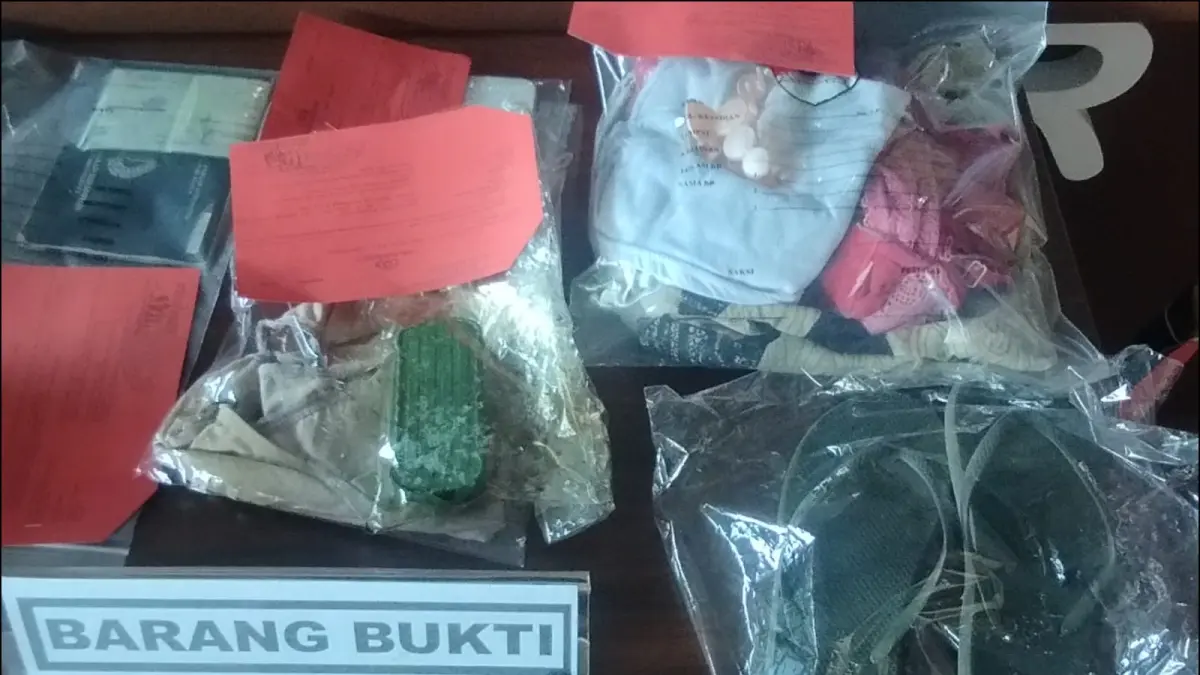BARANG BUKTI: Sikat yang digunakan Padil untuk menyumpal mulut korban pada kasus pembunuhan remaja di Simpang Empat saat konferensi pers, Rabu (22/4). (Foto: FADLAN ZAKIRI/RADAR BANJARMASIN)