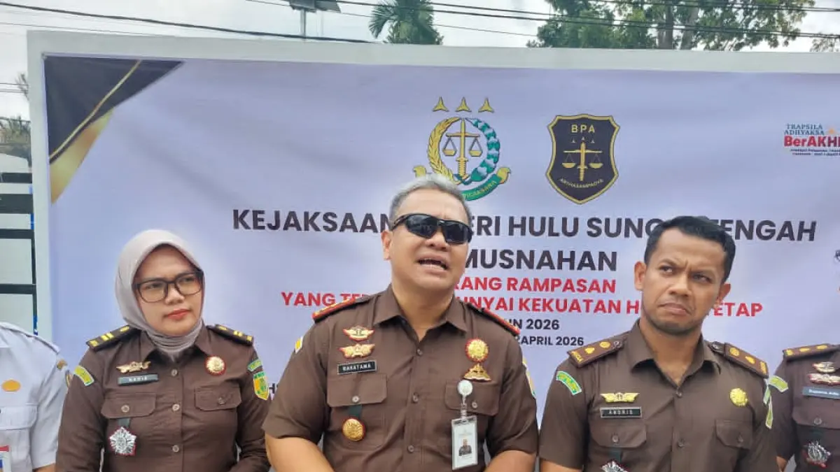 BERI TANGGAPAN: Kajari HST, Aditya Rakatama (tengah) buka suara terkait arahan Jaksa Agung soal penanganan kasus terkait Kepala Desa.(Foto: Jamaluddin/Radar Banjarmasin)