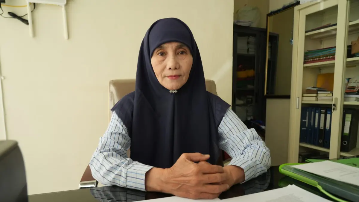 BERITAHUKAN: Kepala Kantor Kementerian Haji dan Umroh Kabupaten Tapin, Salmiah Rajibe, memberitahukan terkait total jemaah haji yang akan berangkat. (Foto: Rasidi Fadli)&nbsp;