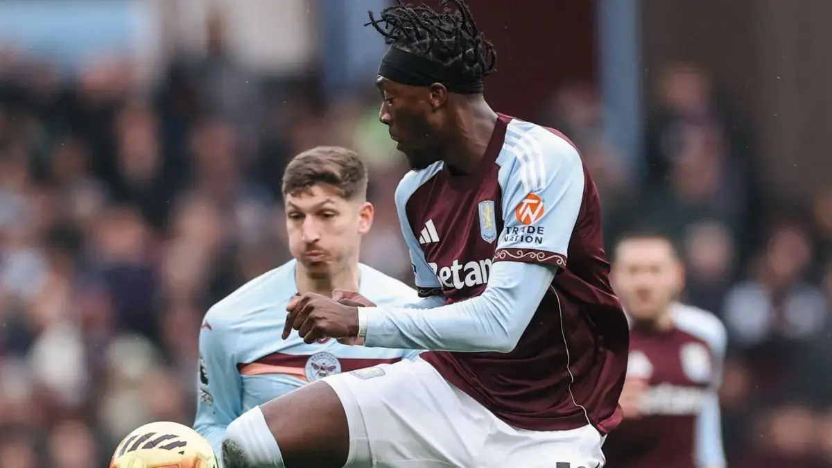 BERMAIN: Penyerang Aston Villa, Tammy Abraham saat bermain melawan Brentford. (@AVFCOfficial/X).