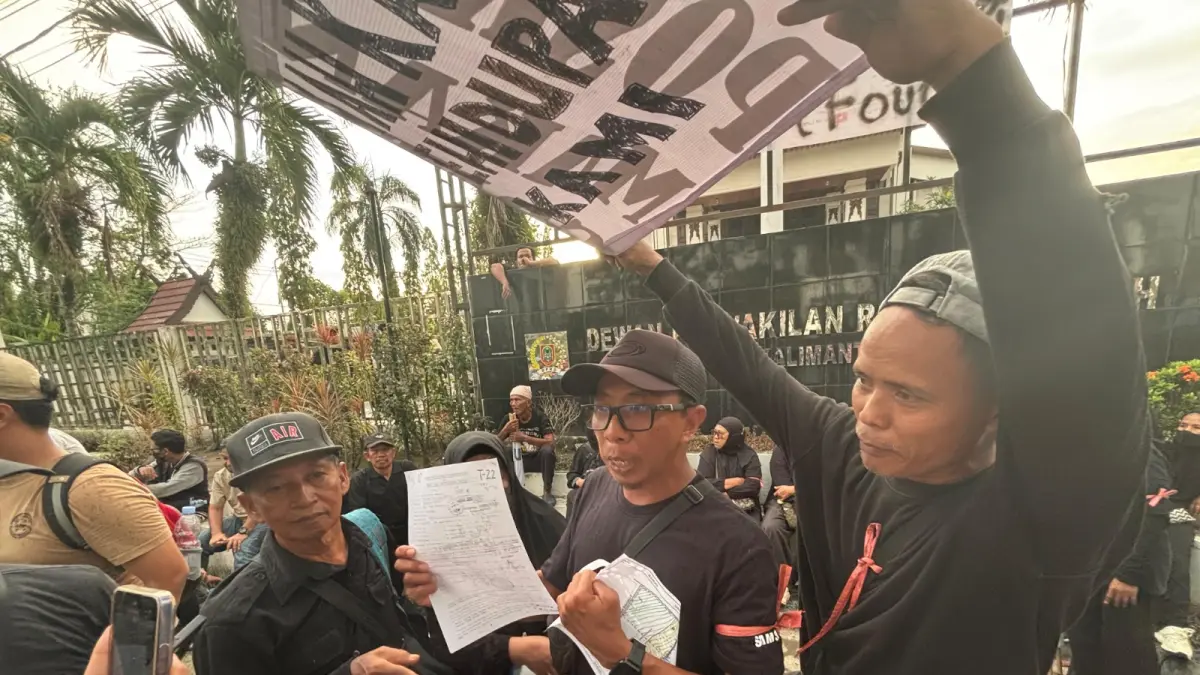 BERSAMA MAHASISWA: Puluhan warga Sidomulyo, Guntung Payung, Banjarbaru melakukan unjuk rasa di DPRD Kalsel. (Foto: Zulvan Rahmatan/Radar Banjarmasin)