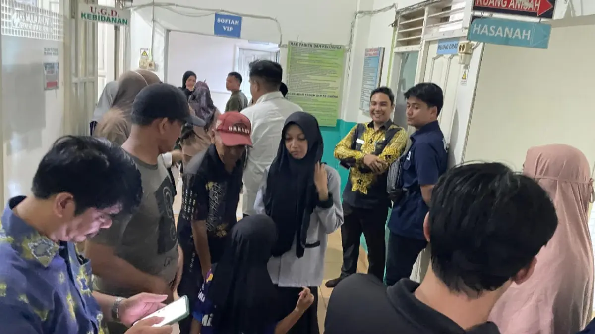 CEMAS:Salah satu ruangan di RS Mulia disesaki keluarga korban diduga keracunan MBG dari salah satu SPPG di Kecamatan Amuntai Tengah, Kamis (23/4/2026).(Foto:M Akbar/Radar Banjarmasin)&nbsp;