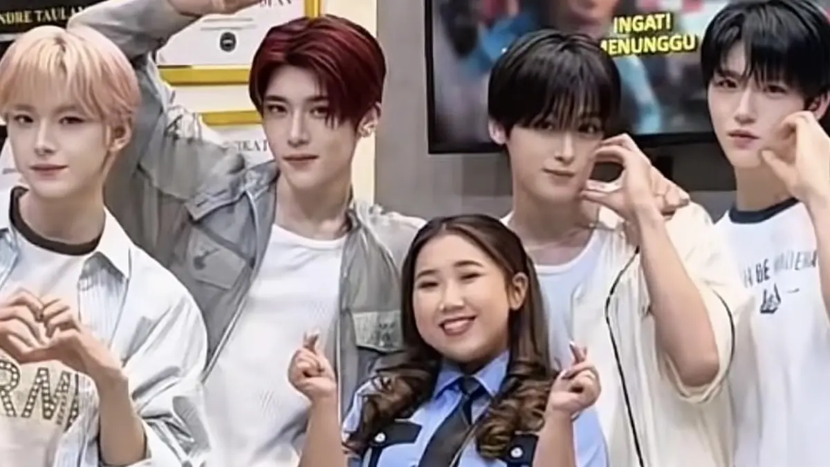 CUTE: Kiky Saputri bersama NCT WISH dalam sebuah program tv. (Foto: Instagram/kikysaputrii)