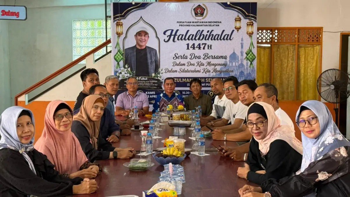 DOA BERSAMA: Pengurus PWI dan IKWI Kalsel menggelar halabihal dan doa bersama untuk almarhum Sekjen PWI Pusat Zulmansyah Sekedang di Sekretariat PWI Kalsel, Kamis (23/4).